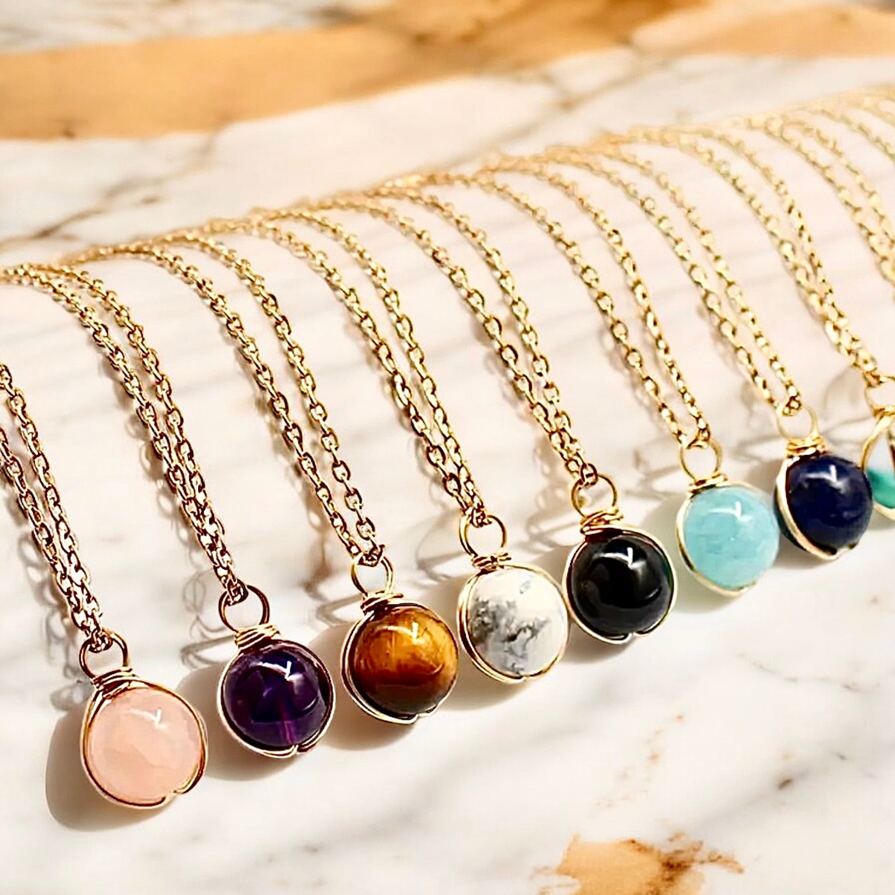 Goldene Halskette mit Edelsteinkugel - Anhänger; Amethyst - CrystalScents