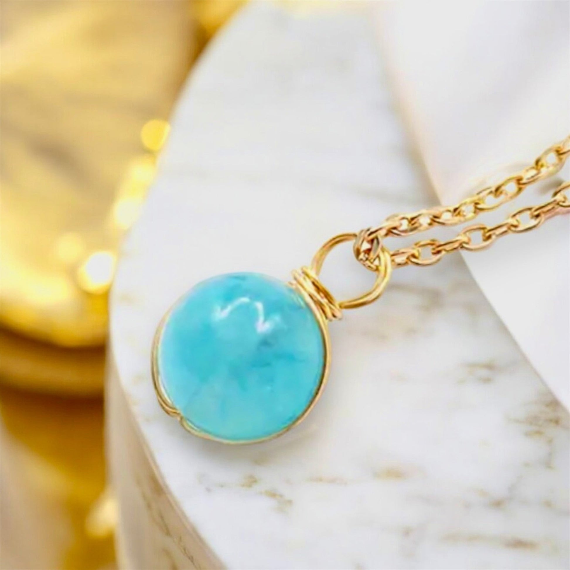 Goldene Halskette mit Edelsteinkugel - Anhänger; Aquamarin - CrystalScents