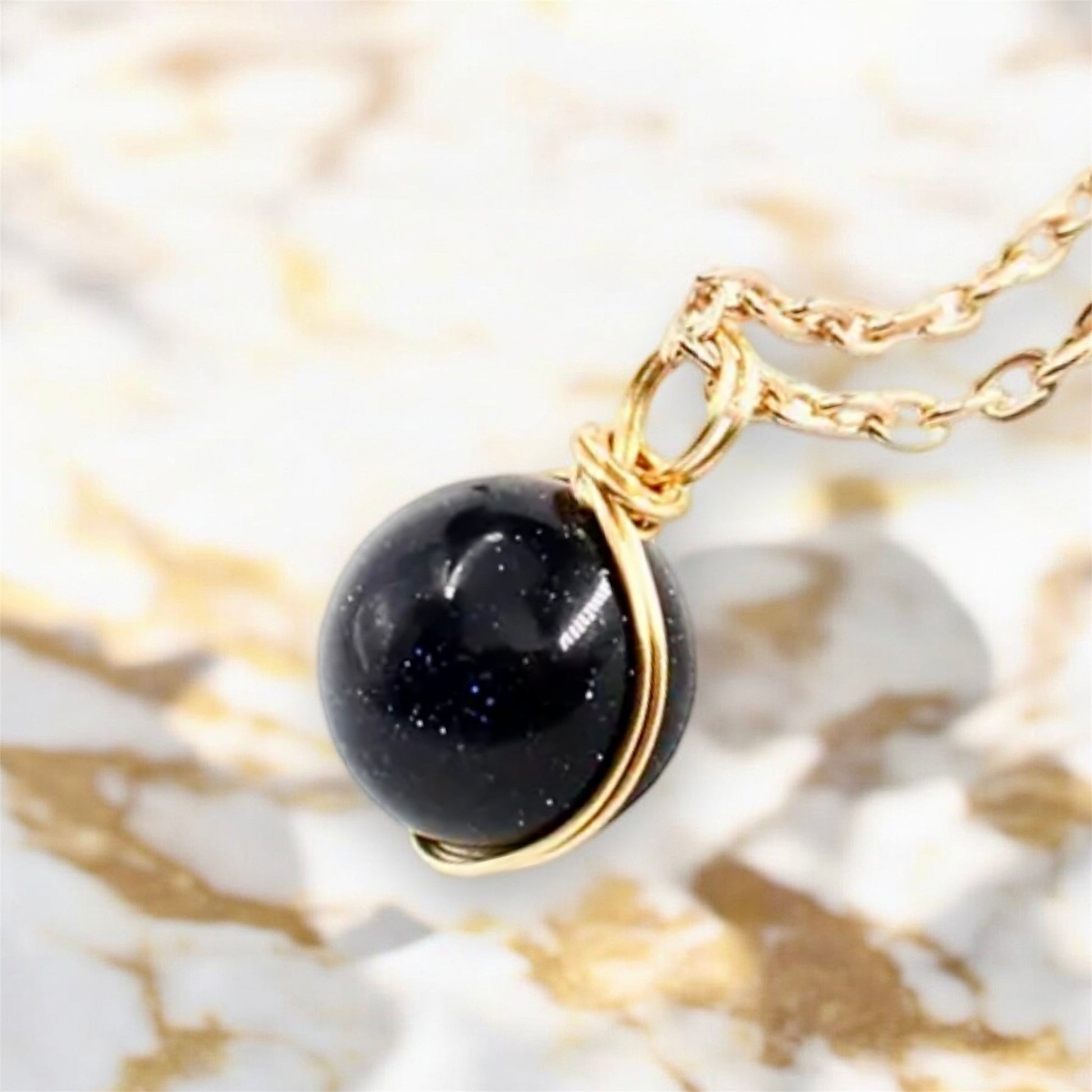 Goldene Halskette mit Edelsteinkugel - Anhänger; Blaufluss - CrystalScents