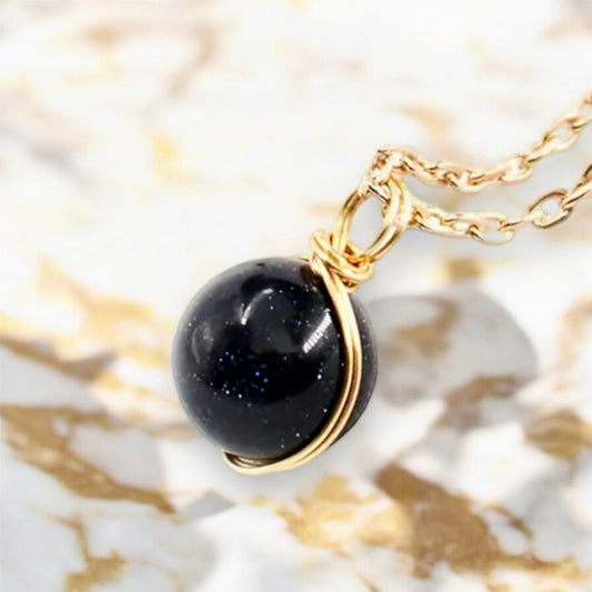 Goldene Halskette mit Edelsteinkugel - Anhänger; Blaufluss - CrystalScents