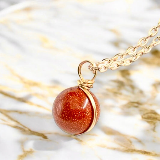 Goldene Halskette mit Edelsteinkugel - Anhänger; Goldfluss - CrystalScents