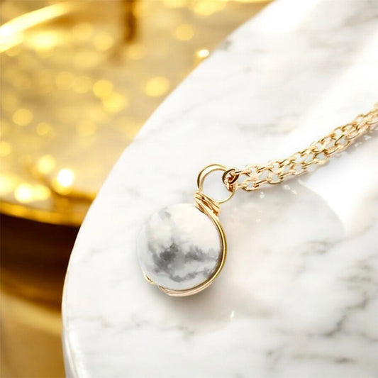 Goldene Halskette mit Edelsteinkugel - Anhänger; Howlit - CrystalScents