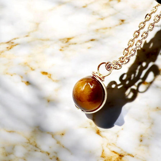 Goldene Halskette mit Edelsteinkugel - Anhänger; Tigerauge - CrystalScents