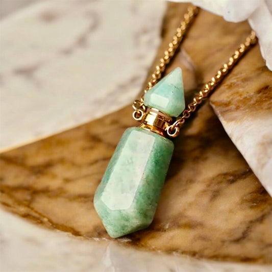 Goldene Halskette mit Parfümfläschchen aus Aventurin - CrystalScents