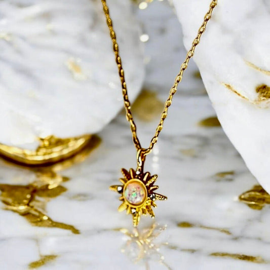 Goldene Halskette mit Sonne Opalanhänger - CrystalScents