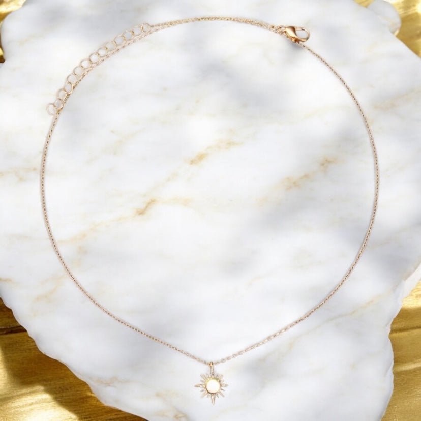 Goldene Halskette mit Sonne Opalanhänger - CrystalScents