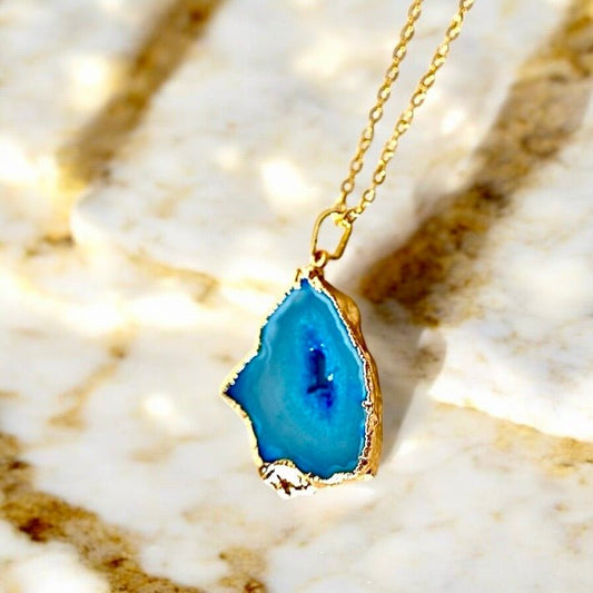 Goldene Kette mit blauem Achat - Anhänger - CrystalScents