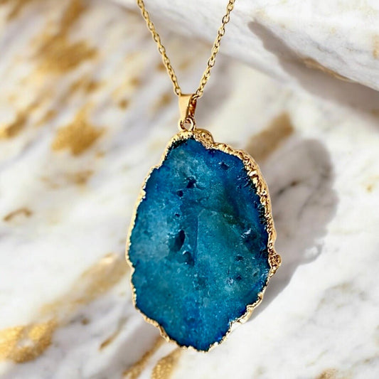 Goldene Kette mit blauem Achat - Anhänger - CrystalScents