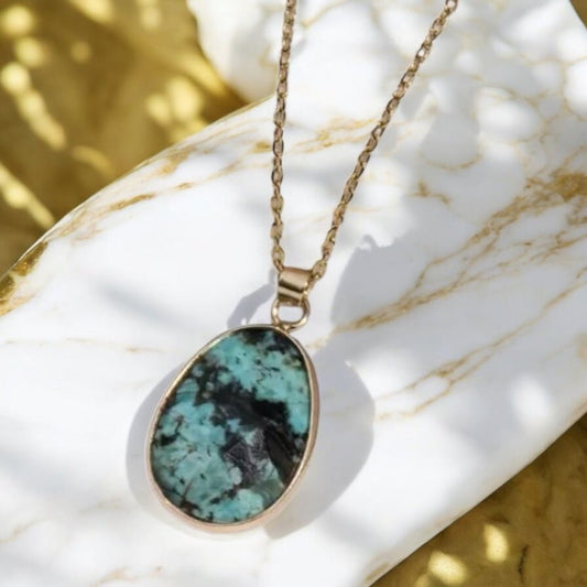 Goldene Kette mit facettiertem afrikanischen Türkis - Anhänger - CrystalScents