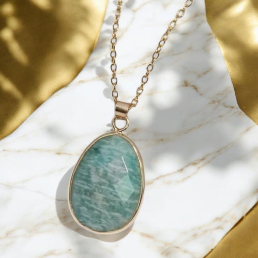 Goldene Kette mit facettiertem Amazonit - Anhänger - CrystalScents