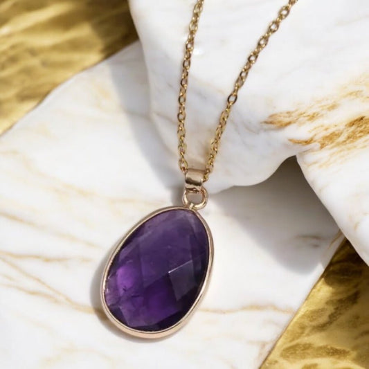 Goldene Kette mit facettiertem Amethyst - Anhänger - CrystalScents