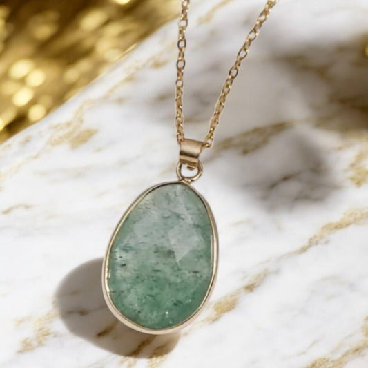 Goldene Kette mit facettiertem Aventurin - Anhänger - CrystalScents