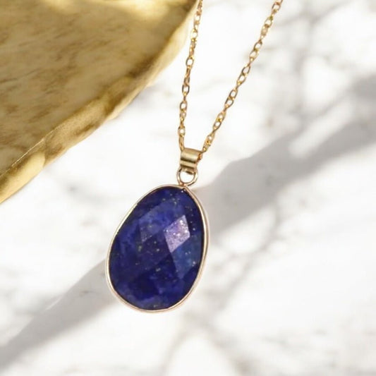 Goldene Kette mit facettiertem Lapislazuli - Anhänger - CrystalScents