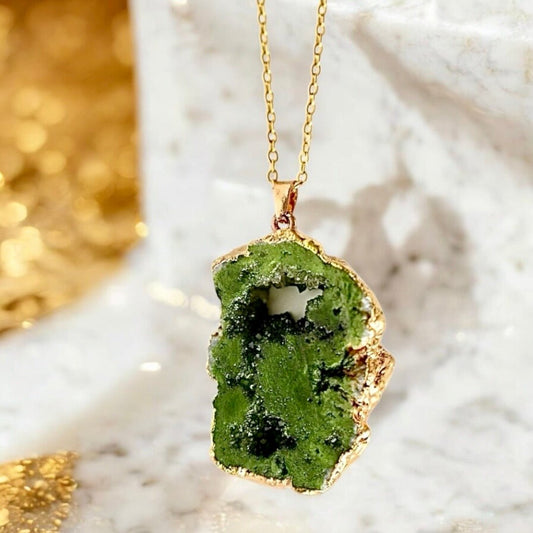 Goldene Kette mit grünem Achat - Anhänger - CrystalScents