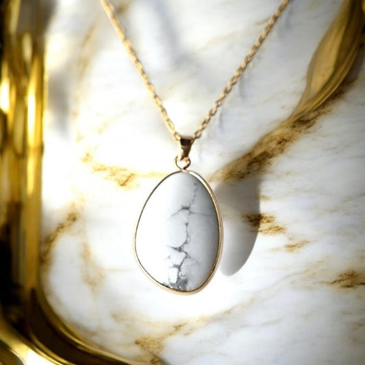 Goldene Kette mit Howlit - Anhänger - CrystalScents