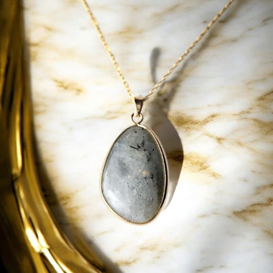 Goldene Kette mit Labradorit - Anhänger - CrystalScents