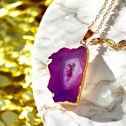 Goldene Kette mit pinkem Achat - Anhänger - CrystalScents