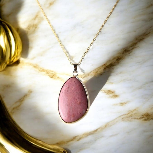 Goldene Kette mit Rodonit - Anhänger - CrystalScents