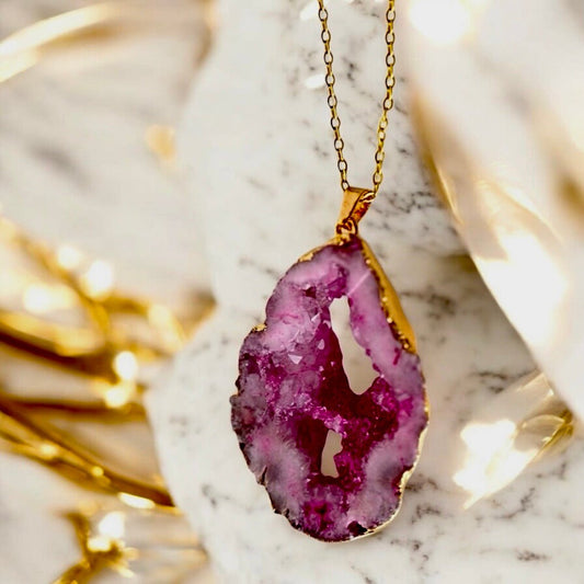 Goldene Kette mit rosa Achat - Anhänger - CrystalScents