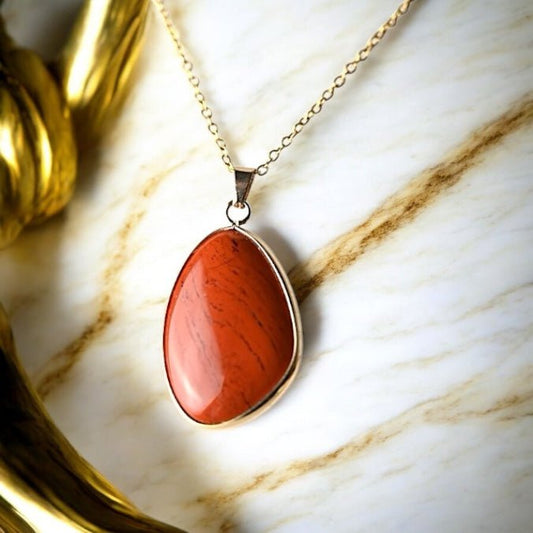 Goldene Kette mit rotem Jaspis - Anhänger - CrystalScents