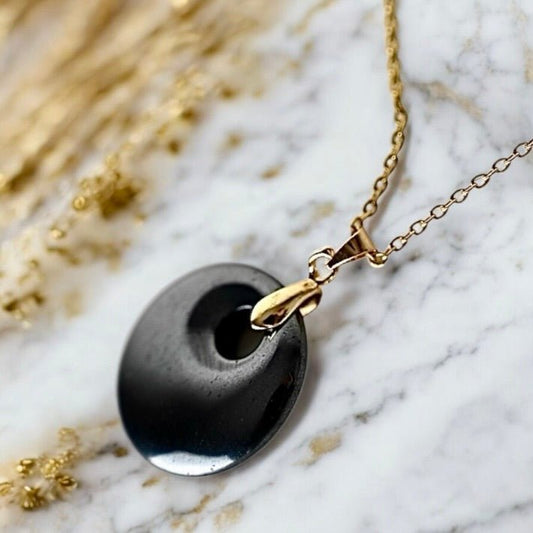 Goldene Kette mit rundem Hämatit - Anhänger - CrystalScents