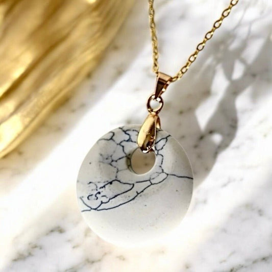 Goldene Kette mit rundem Howlit - Anhänger - CrystalScents