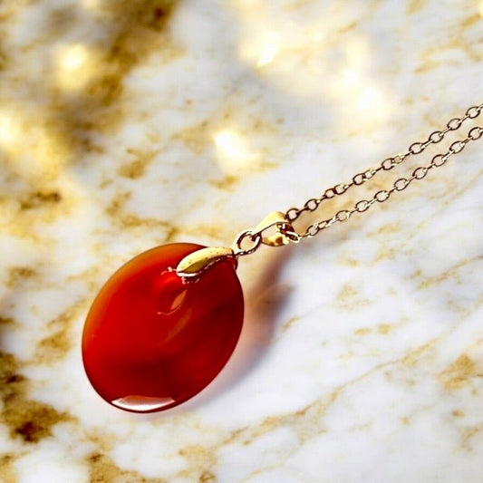 Goldene Kette mit rundem Karneol - Anhänger - CrystalScents