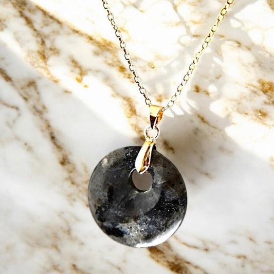 Goldene Kette mit rundem Labradorit - Anhänger - CrystalScents