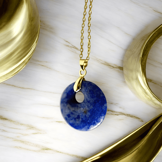 Goldene Kette mit rundem Lapislazuli - Anhänger - CrystalScents