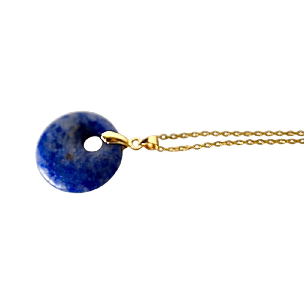 Goldene Kette mit rundem Lapislazuli - Anhänger - CrystalScents