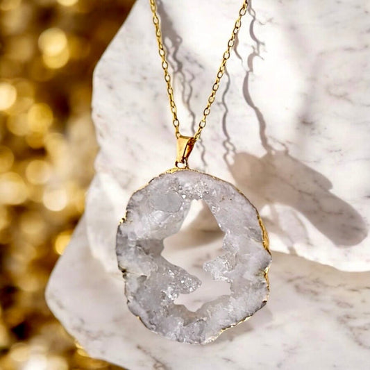 Goldene Kette mit weißem Achat - Anhänger - CrystalScents