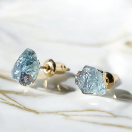 Goldene Ohrstecker mit Aquamarin Rohstein - CrystalScents