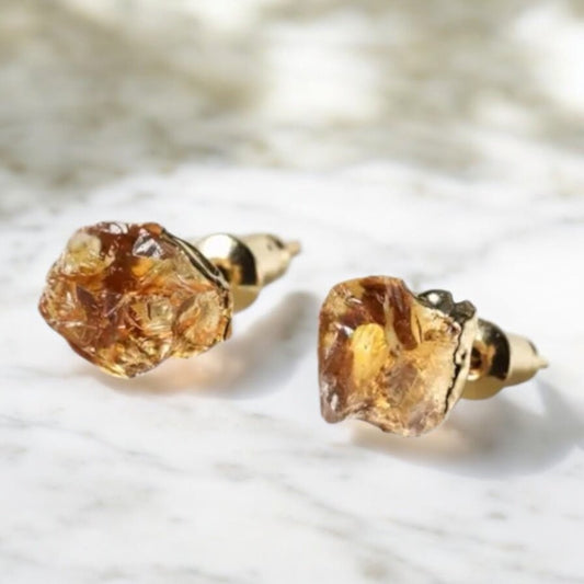 Goldene Ohrstecker mit Citrin Rohstein - CrystalScents