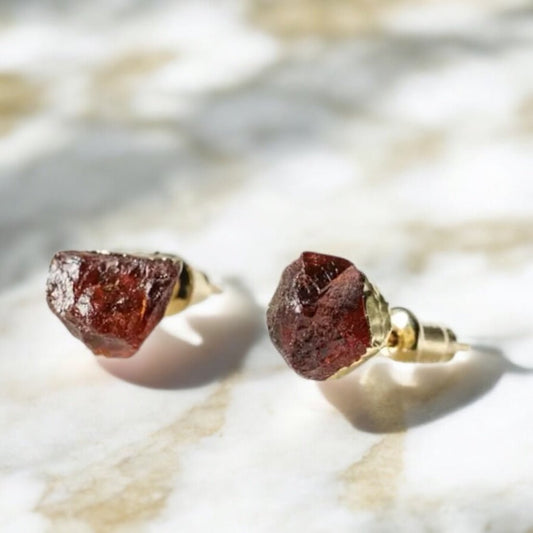 Goldene Ohrstecker mit Granat Rohstein - CrystalScents