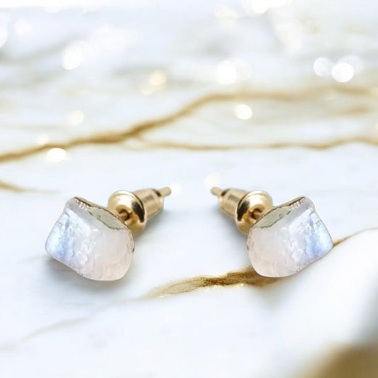 Goldene Ohrstecker mit Mondstein Rohstein - CrystalScents