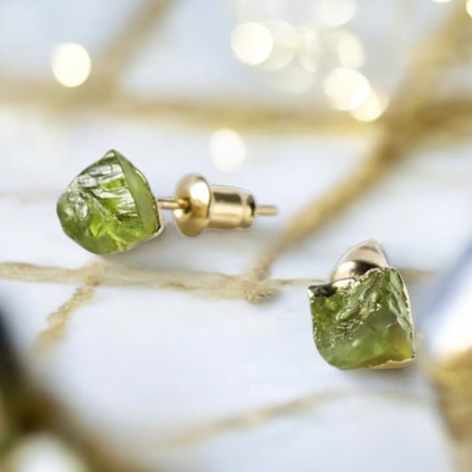 Goldene Ohrstecker mit Peridot Rohstein - CrystalScents