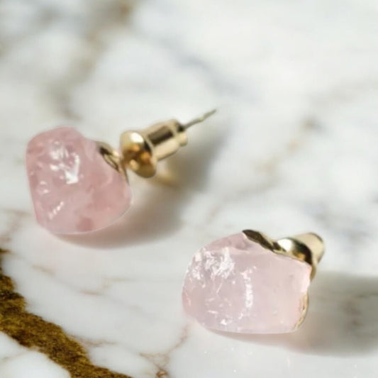 Goldene Ohrstecker mit Rosenquarz Rohstein - CrystalScents
