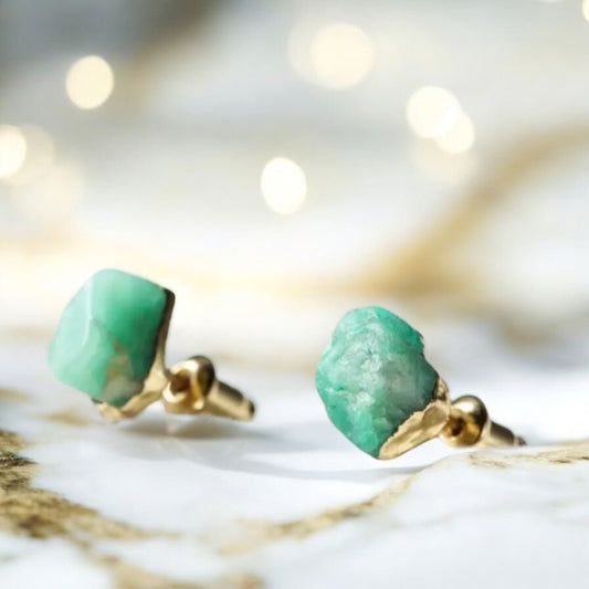 Goldene Ohrstecker mit Smaragd Quarz Rohstein - CrystalScents