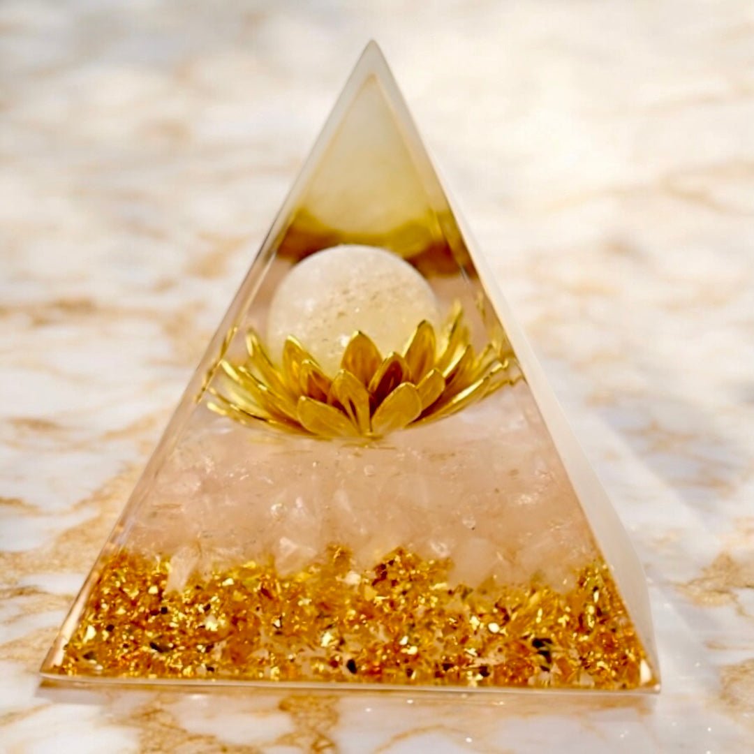 Goldene Rosenquarz Orgonit Pyramide; Lotus - CrystalScents