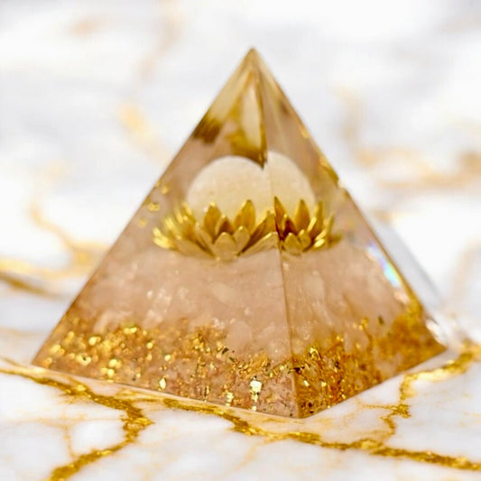 Goldene Rosenquarz Orgonit Pyramide; Lotus - CrystalScents