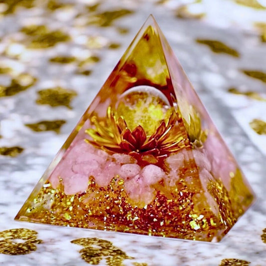 Goldene Rosenquarz Orgonit Pyramide; Lotus - CrystalScents
