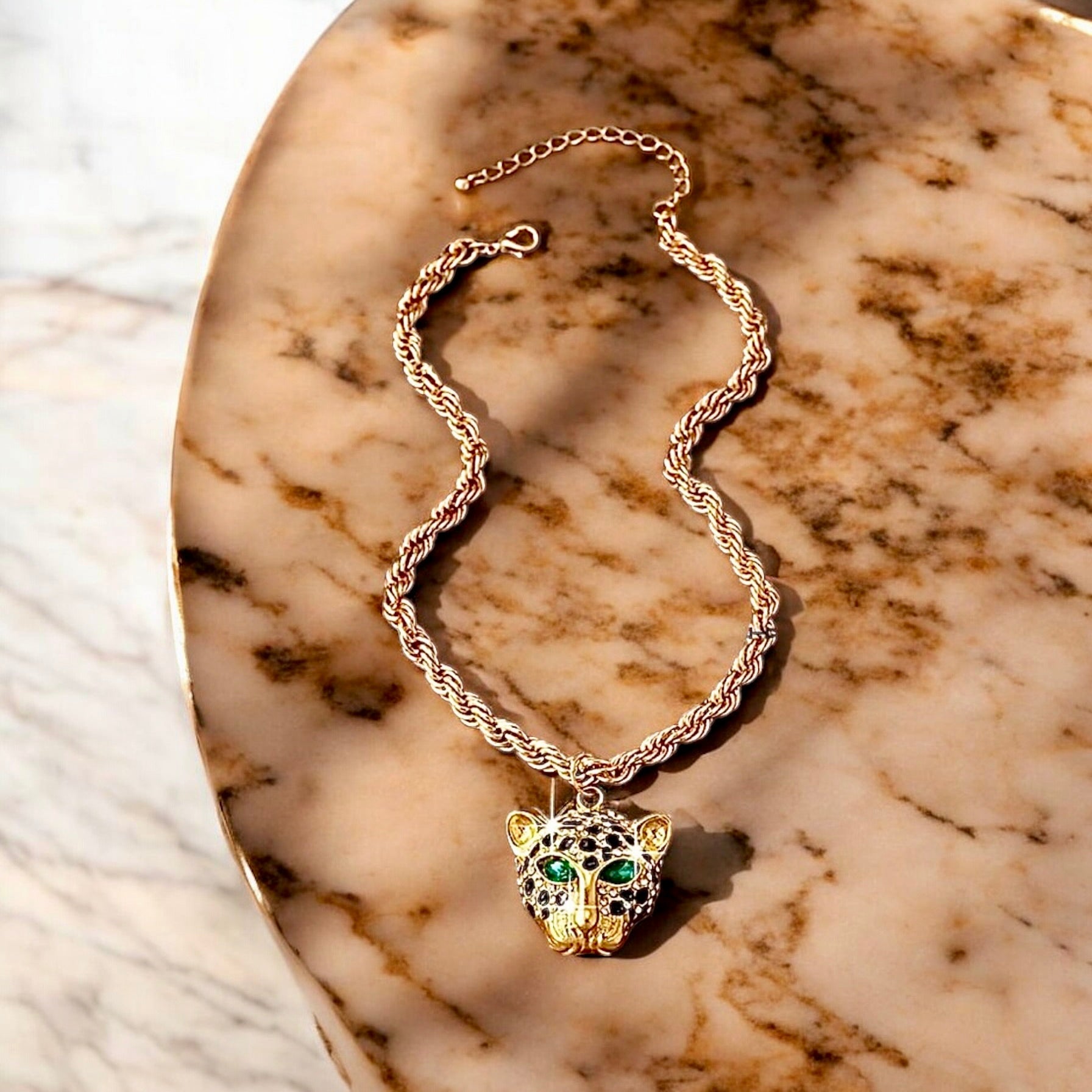 Goldene Statement - Kette mit funkelndem Leopard - Anhänger - CrystalScents