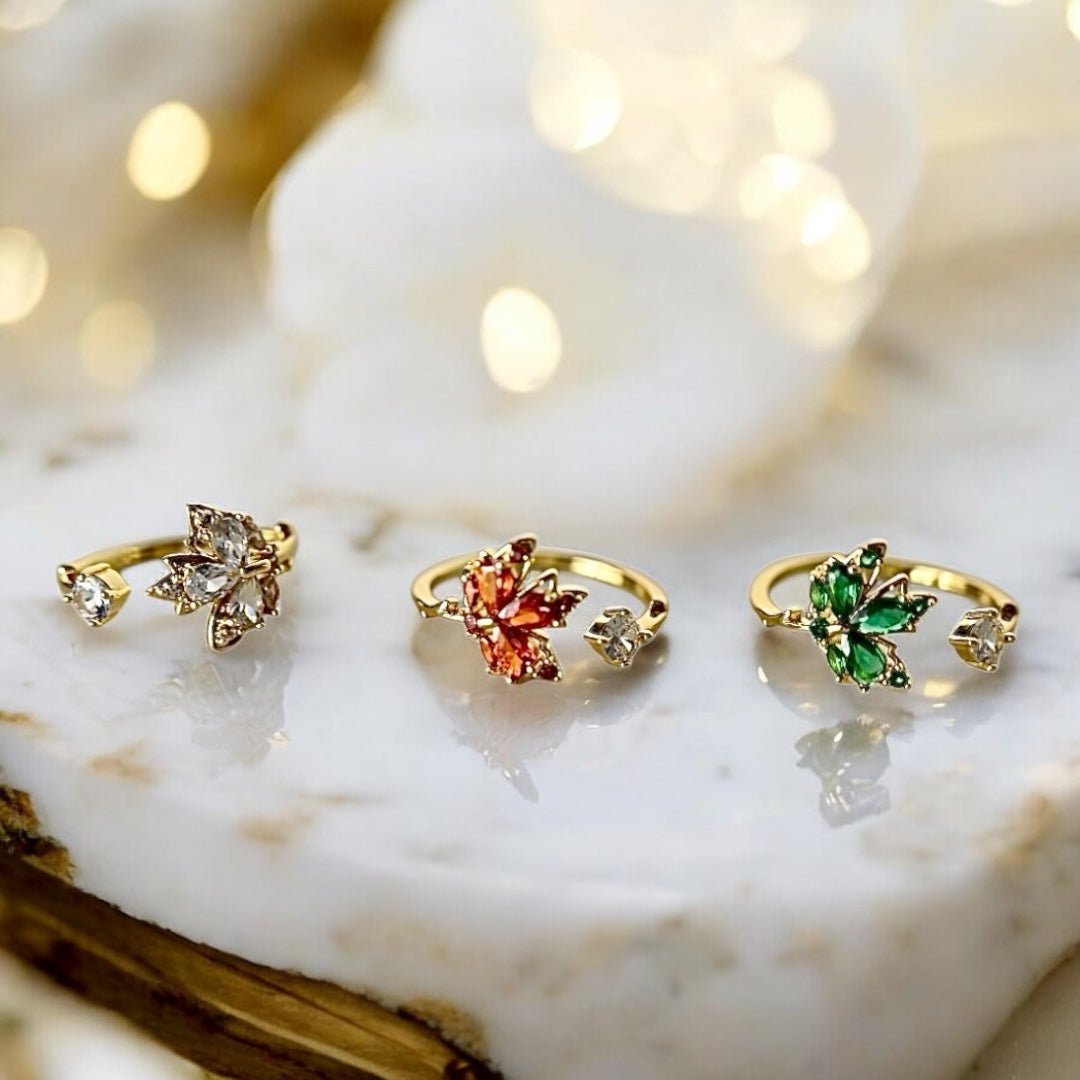 Goldener offener Ring mit Ahornblatt; Weiß - CrystalScents