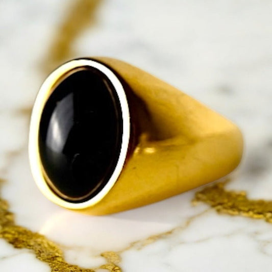 Goldener Ring mit ovalem großem Onyx - CrystalScents