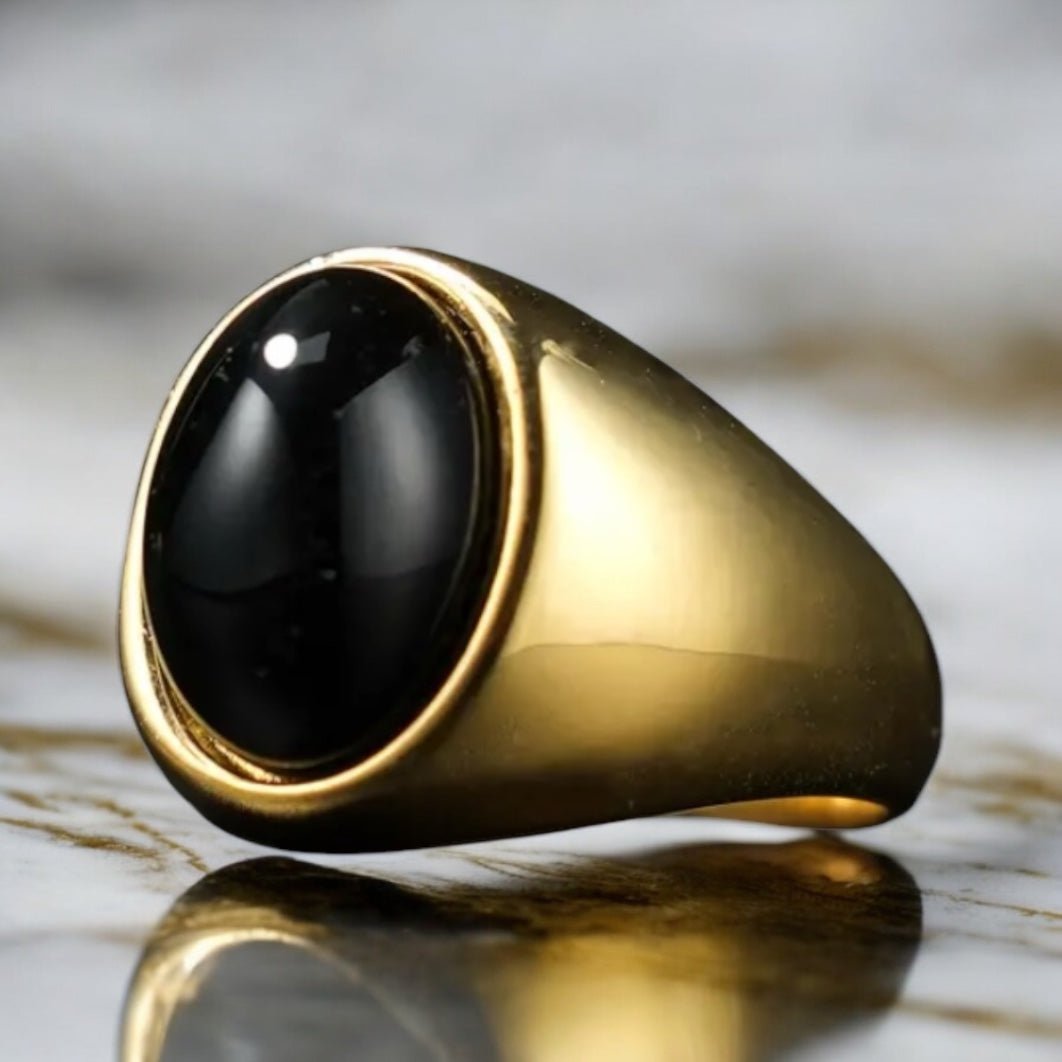 Goldener Ring mit ovalem großem Onyx - CrystalScents