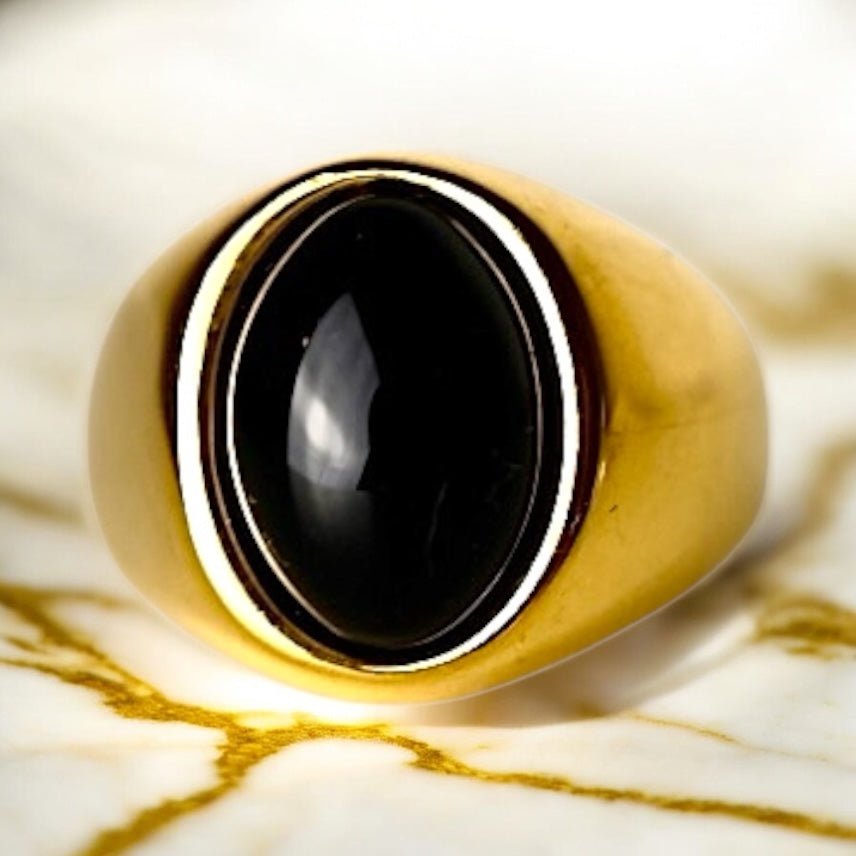 Goldener Ring mit ovalem großem Onyx - CrystalScents