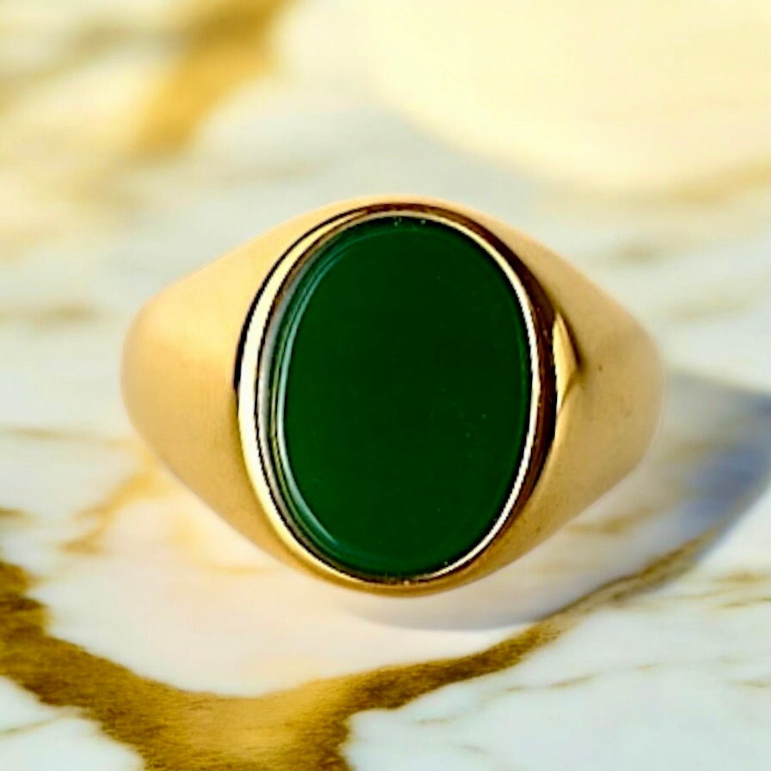 Goldener Ring mit ovalem grünen Onyx - CrystalScents