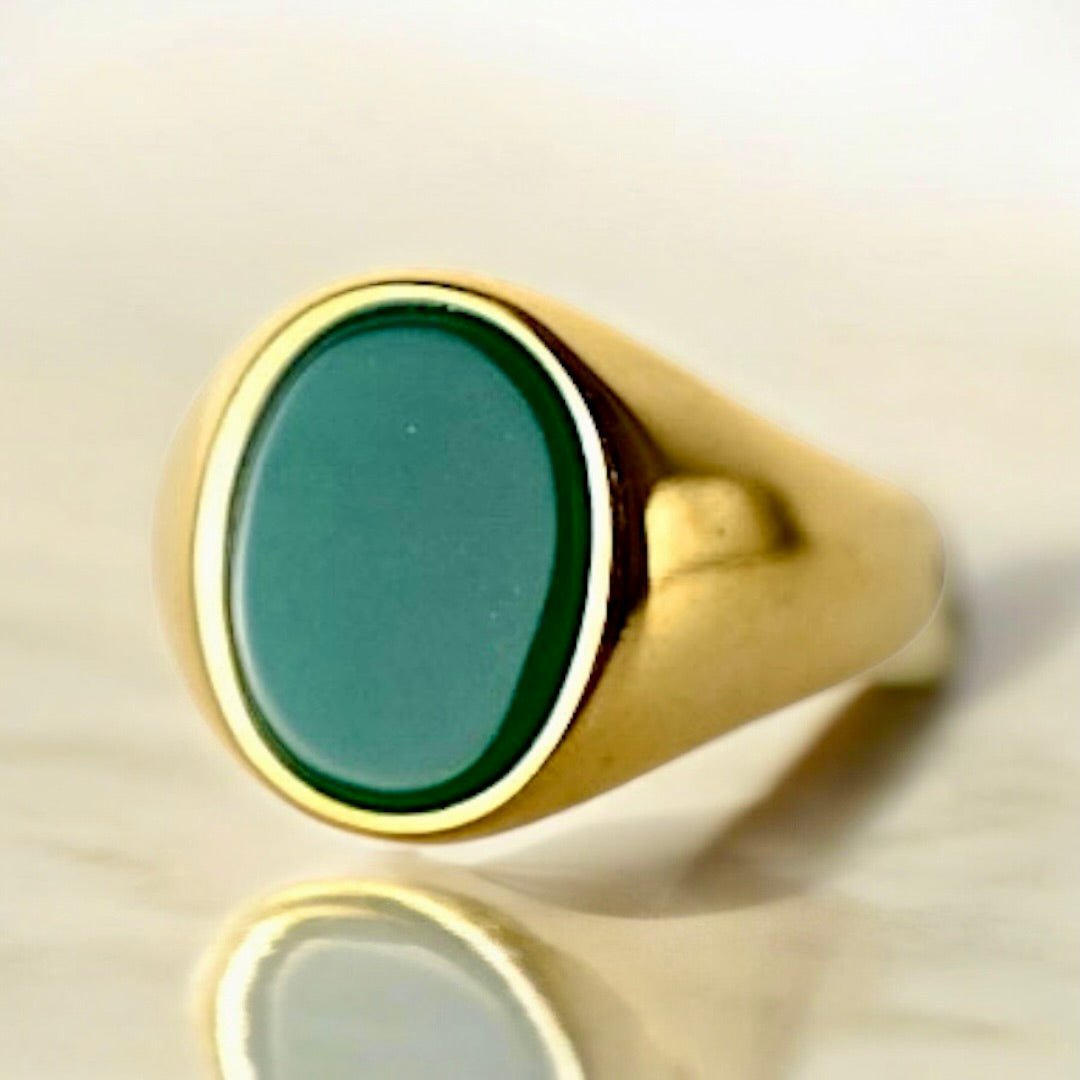 Goldener Ring mit ovalem grünen Onyx - CrystalScents