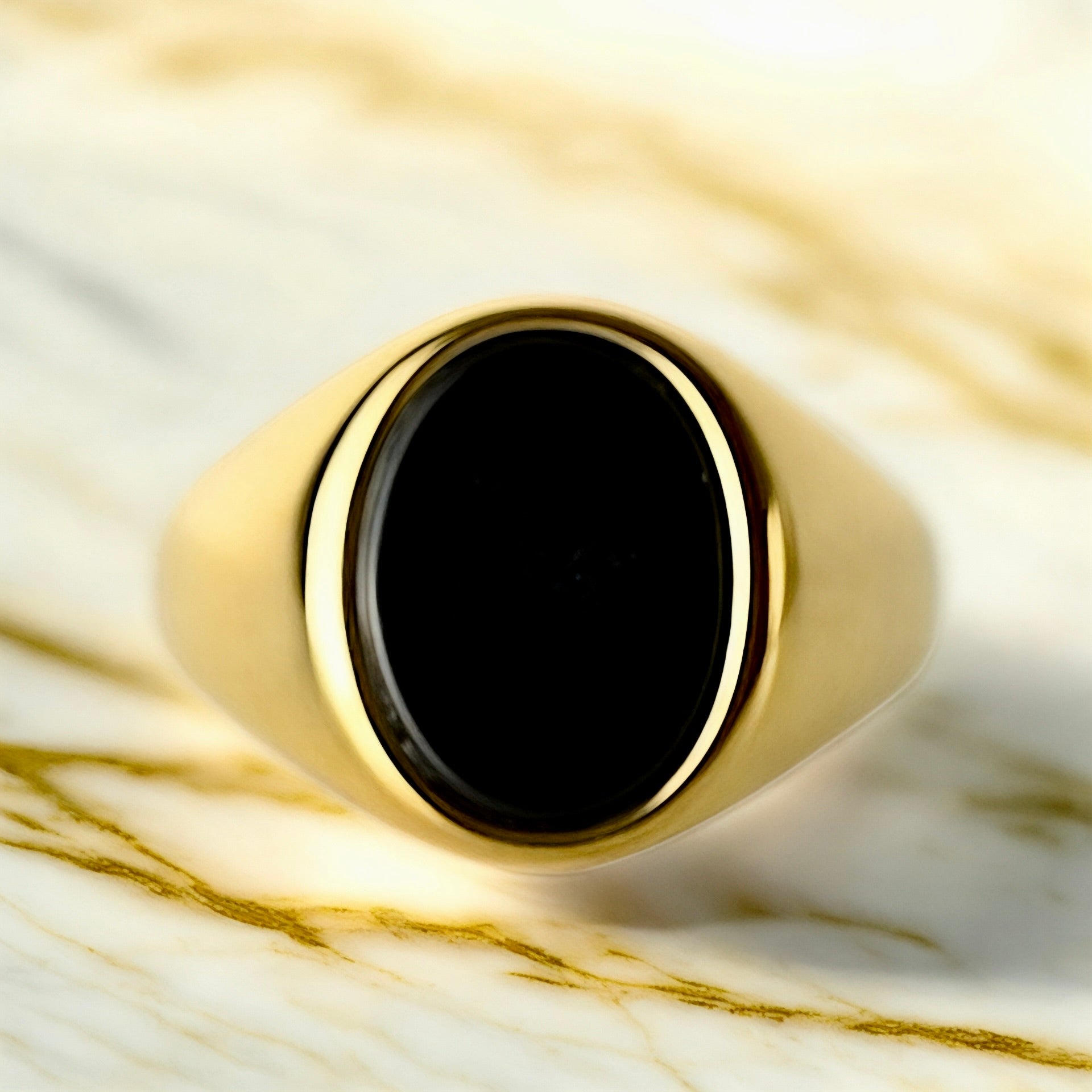 Goldener Ring mit ovalem schwarzen Onyx - CrystalScents
