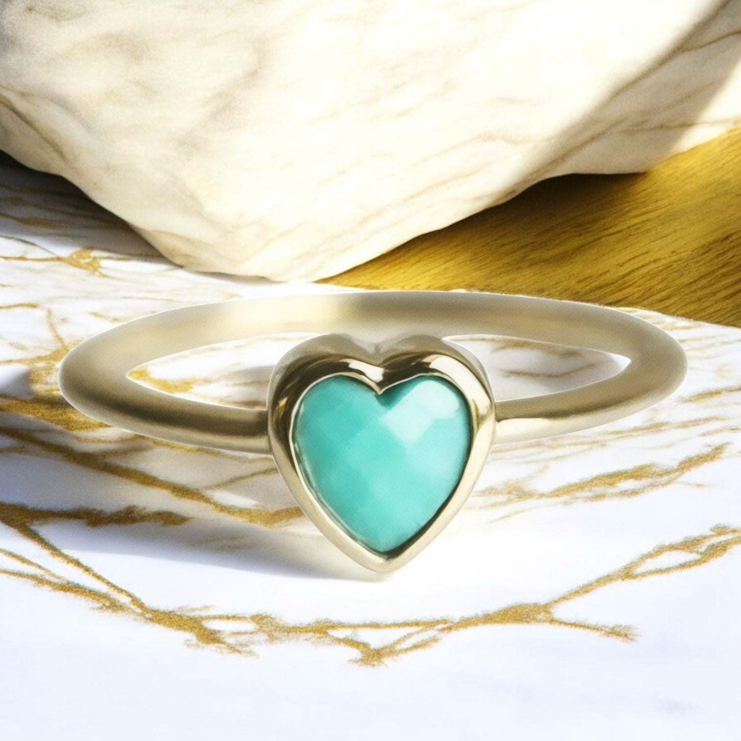 Goldener Ring mit türkisem Herz - CrystalScents